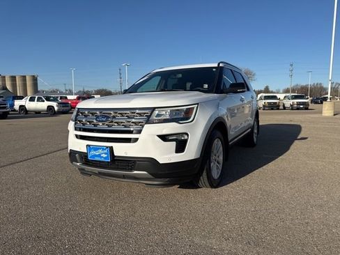Used 2018 Ford Explorer XLT w/ Equipment Group 202A AWD/4WD image 2