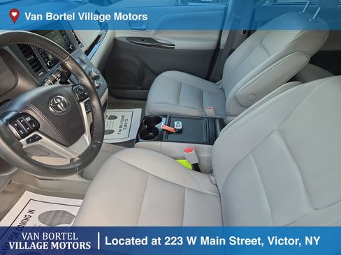 Used 2019 Toyota Sienna XLE w/ XLE Navigation Package FWD image 10
