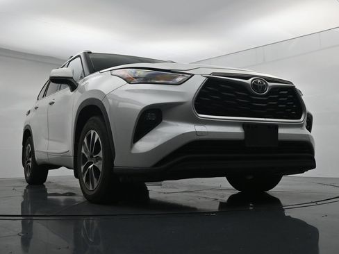 Used 2022 Toyota Highlander XLE AWD/4WD image 18