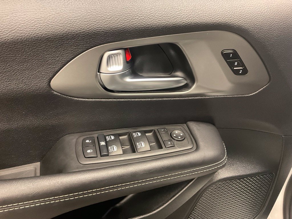 Used 2025 Chrysler Pacifica Select FWD image 14