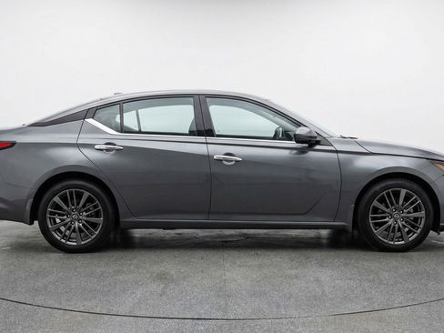 Used 2025 Nissan Altima 2.5 SV FWD image 11