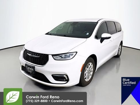 Used 2023 Chrysler Pacifica Touring-L FWD image 3