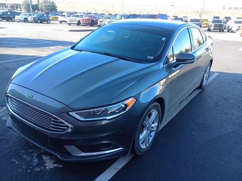 Used 2018 Ford Fusion SE w/ Fusion SE Technology Package image 2