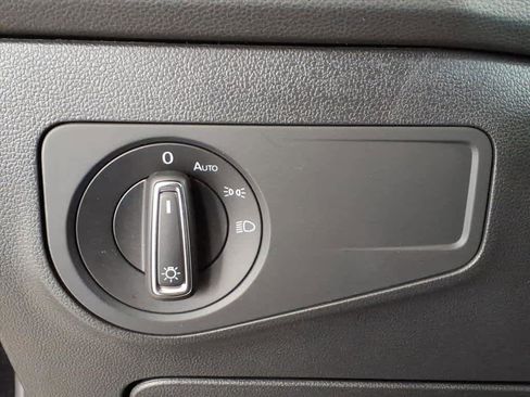 Used 2023 Volkswagen Tiguan SE image 11