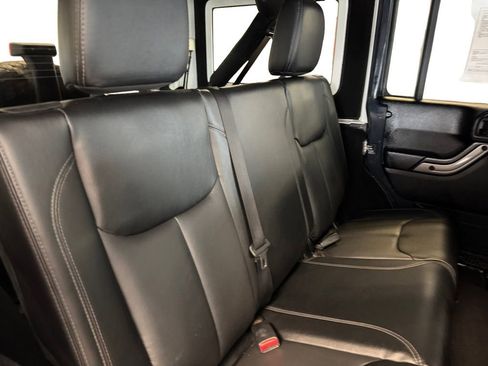 Used 2018 Jeep Wrangler Unlimited Sahara w/ Max Tow Package AWD/4WD image 18