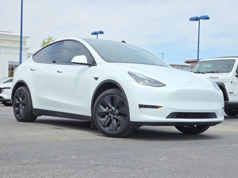 Used 2025 Tesla Model Y Long Range RWD image 2