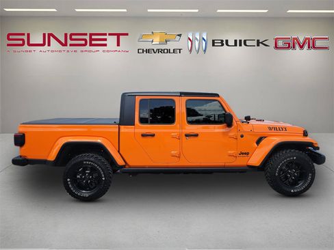 Used 2025 Jeep Gladiator Sport AWD/4WD image 3