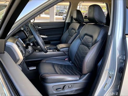 Used 2025 Nissan Pathfinder Platinum w/ Cargo Package image 31