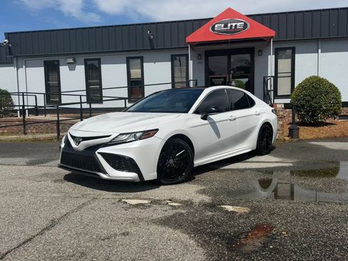 Used 2021 Toyota Camry XSE image 3