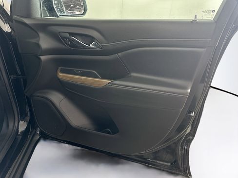 Used 2023 GMC Acadia SLE image 33