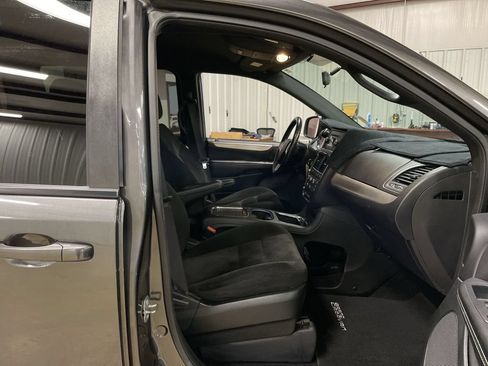 Used 2016 Dodge Grand Caravan SXT FWD image 26