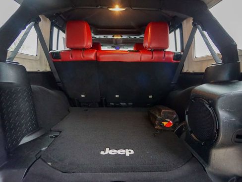 Used 2013 Jeep Wrangler Unlimited Rubicon image 29