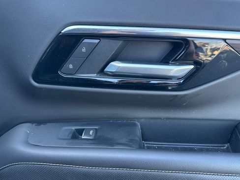 Used 2025 Chevrolet Suburban Premier image 21