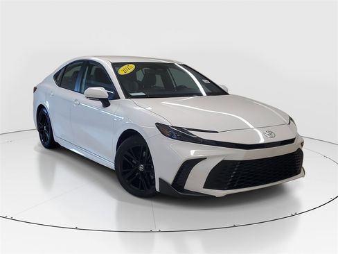 Certified 2025 Toyota Camry SE image 2