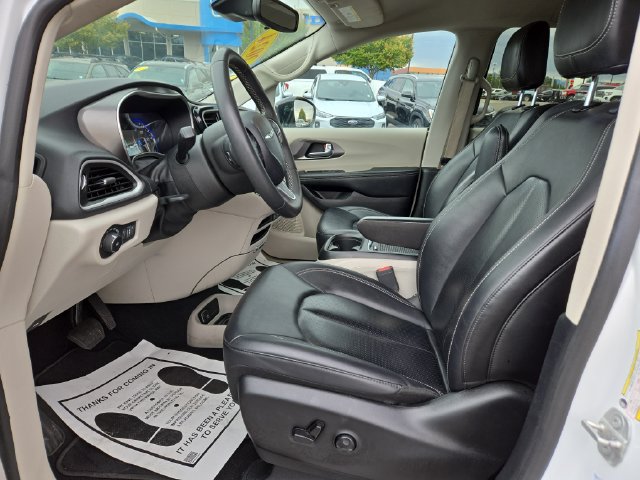Used 2024 Chrysler Pacifica Touring-L FWD image 3