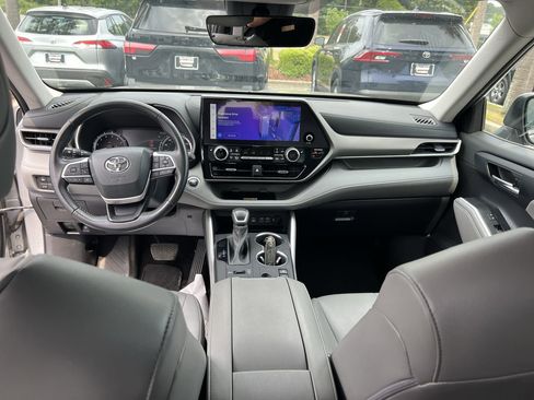 Used 2023 Toyota Highlander XLE AWD/4WD image 31