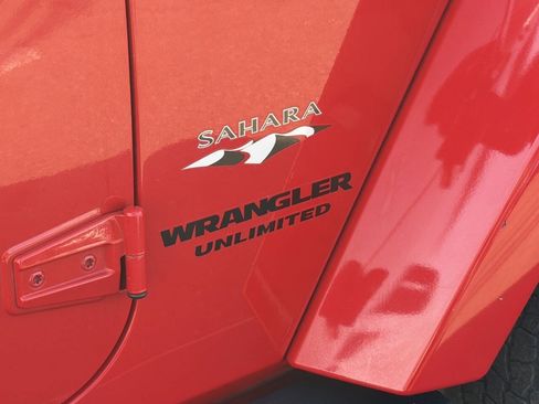 Used 2017 Jeep Wrangler Unlimited Sahara w/ Connectivity Group AWD/4WD image 10