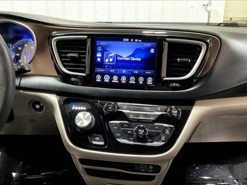 Used 2017 Chrysler Pacifica Touring image 6