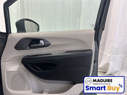 Used 2022 Chrysler Pacifica Touring-L image 21