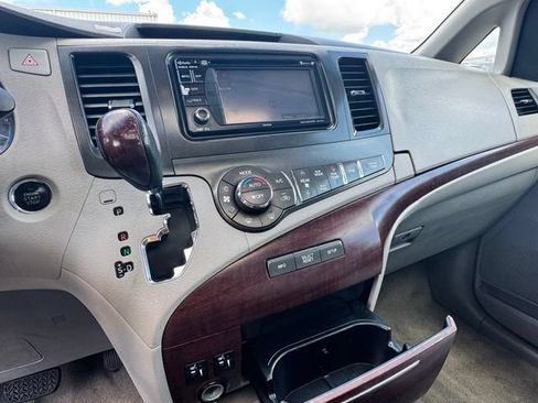 Used 2014 Toyota Sienna XLE FWD image 18