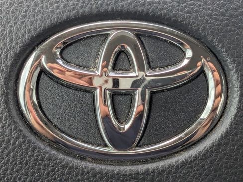 Used 2022 Toyota Sienna XLE FWD image 36