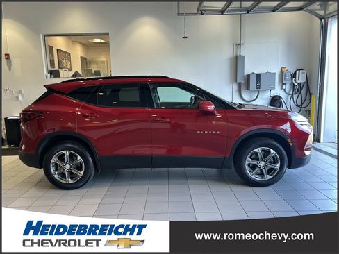 Used 2024 Chevrolet Blazer LT w/ Convenience Package FWD image 2