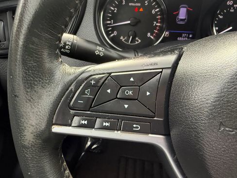 Used 2018 Nissan Rogue SV w/ Premium Package FWD image 15