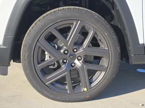 New 2026 Jeep Compass Latitude image 8