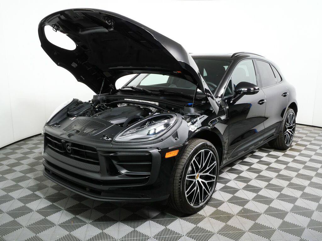 Certified 2026 Porsche Macan AWD/4WD image 32