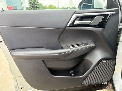 Used 2025 Mitsubishi Outlander SE AWD/4WD image 12