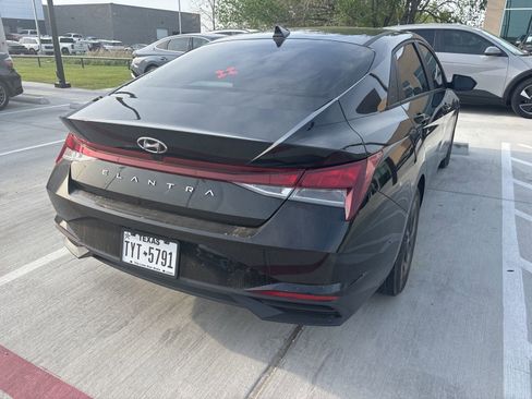 Used 2023 Hyundai Elantra SEL w/ Preferred Accessory Package image 9