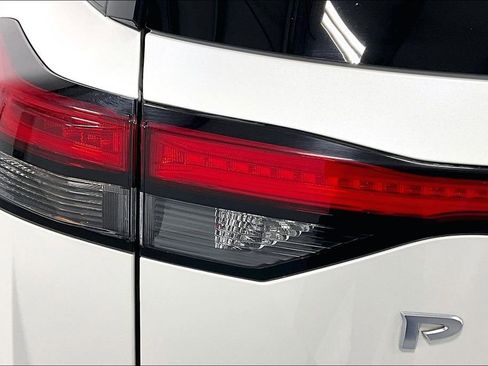 Used 2023 Nissan Pathfinder SL AWD/4WD image 38