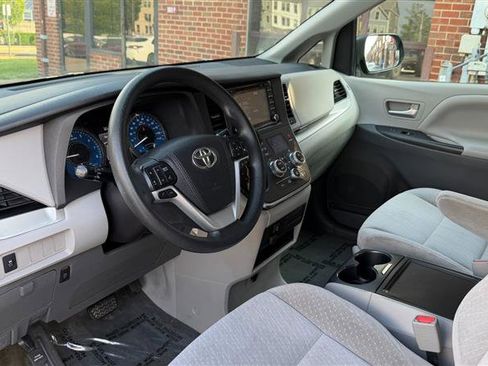 Used 2018 Toyota Sienna LE FWD image 28