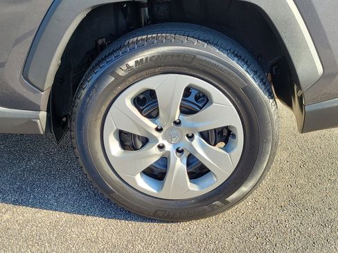 Used 2022 Toyota RAV4 LE image 8