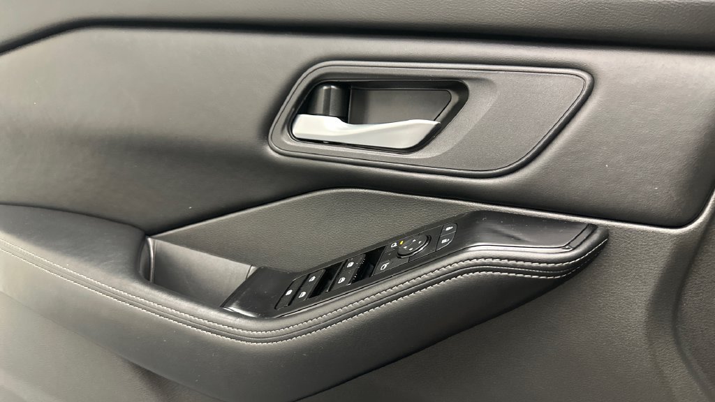 Certified 2025 Nissan Rogue SV AWD/4WD image 17