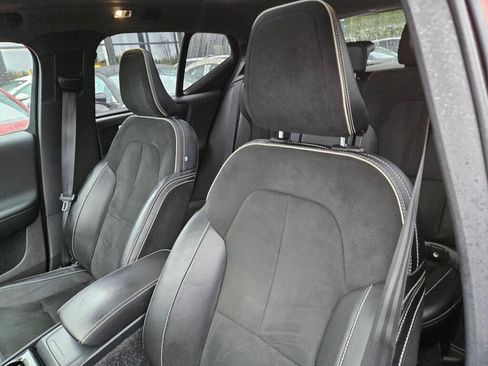 Used 2020 Volvo XC40 T5 R-Design image 12