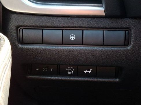 Used 2025 Nissan Rogue SV FWD image 30