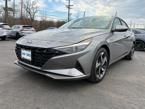 Used 2023 Hyundai Elantra SEL w/ Convenience Package image 3