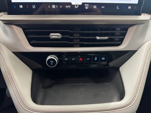 Used 2026 Ford Explorer Active w/ Active Comfort Package AWD/4WD image 3