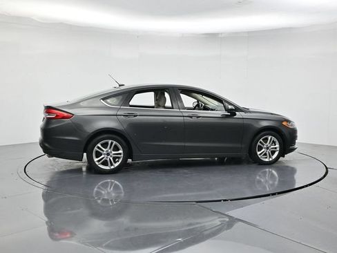Used 2018 Ford Fusion SE FWD image 2