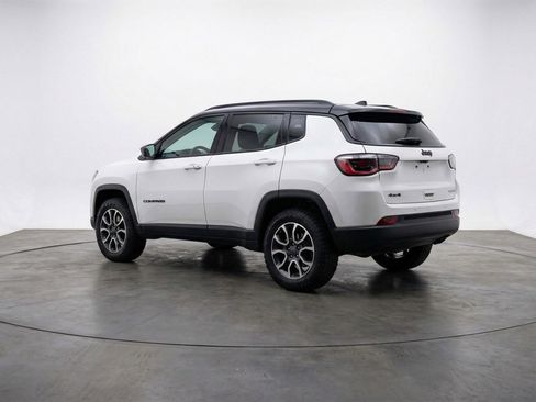 Used 2025 Jeep Compass Trailhawk image 5