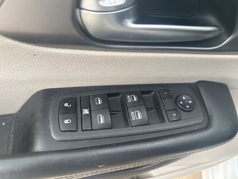Used 2022 Chrysler Pacifica Touring-L FWD image 7