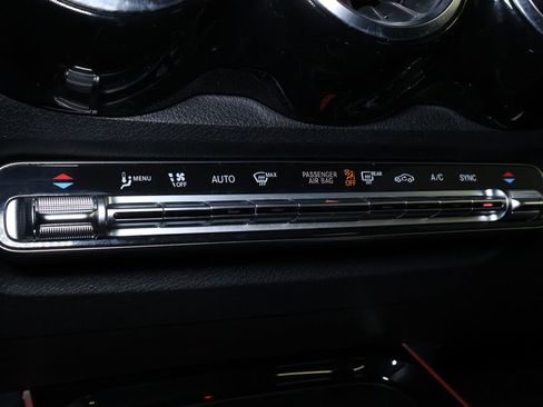 Used 2022 Mercedes-Benz GLB 250 4MATIC w/ Premium Package image 34