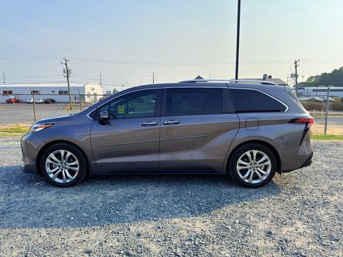 Used 2022 Toyota Sienna Platinum FWD image 2