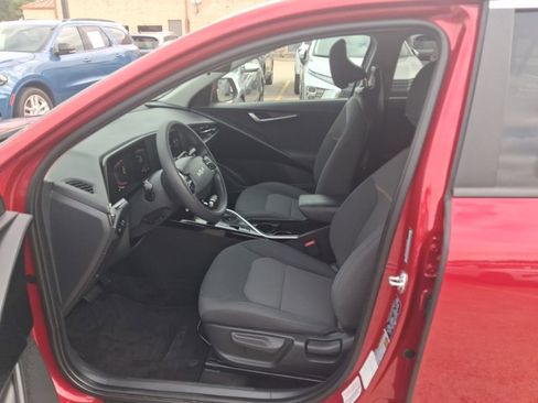 Used 2025 Kia Niro LX FWD image 4