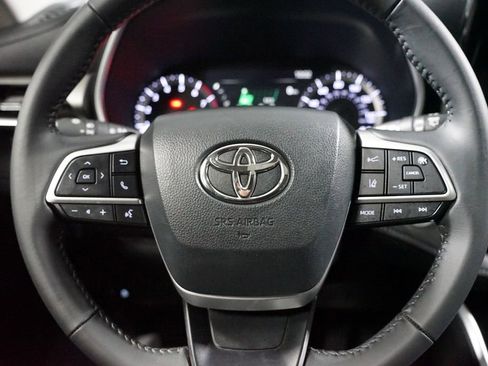 Certified 2024 Toyota Highlander XLE image 12