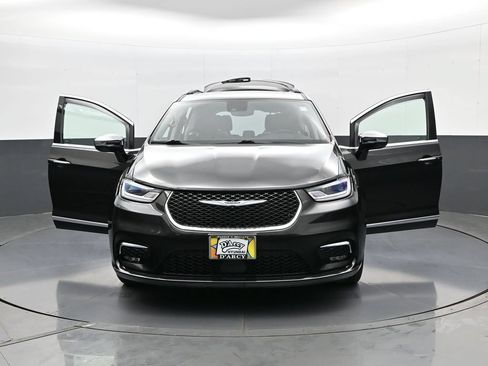 Used 2023 Chrysler Pacifica Limited FWD image 32