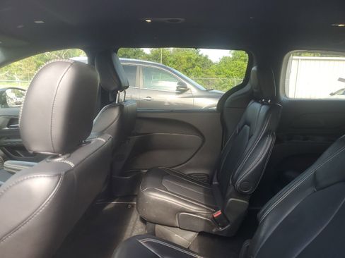 Used 2025 Chrysler Pacifica Select FWD image 12