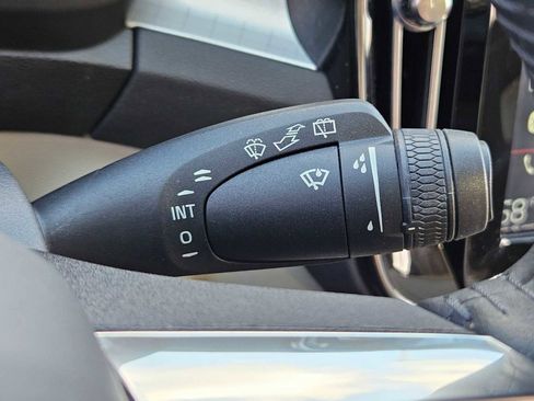 Used 2021 Volvo XC40 T5 Momentum w/ Protection Package Premier image 29