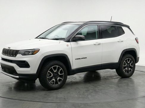 Used 2025 Jeep Compass Trailhawk AWD/4WD image 3